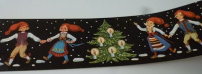 Fris: Svart fris med tomtar som dansar långdans