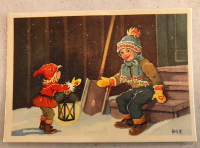 Julkort fr -50talet: Tomtenisse kommer vid trappan